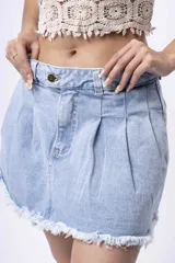 Minifalda de jean celeste con cintura alta, pinzas y ruedo desflecado.