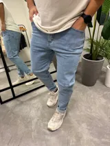 Pantalón jean skinny celeste claro, de corte ajustado.