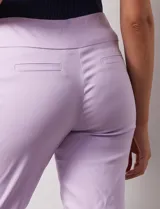 Pantalón verde esmeralda de gabardina elastizada marca Zac & Rachel, con pretina ancha con faja interna modeladora, largo de pierna con costura frontal pespunteada y trasera con bolsillos ojal simulados.