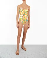 Traje de baño entero strapless con estampado floral en tonos naranja, verde, amarillo y celeste sobre fondo blanco.