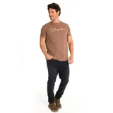 Remera marrón de manga corta con cuello redondo y logo de Caterpillar estampado en el pecho.