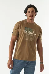 Remera gris de algodón con estampa frontal con el texto "Mistral 76 Originals" en blanco, amarillo y rojo.