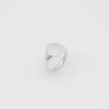 Anillo sello en plata 925 con forma circular.