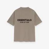 Camiseta color marrón con logo Essentials Fear of God en el pecho.