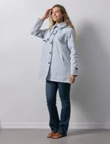Gabardina color beige, impermeable, con abertura central con botones, bolsillos delanteros y capucha desmontable.