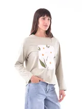 Remera de algodón con estampado floral en la parte frontal, de manga larga y corte recto.