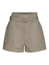 Short color beige con cinturón con hebilla metálica, bolsillos delanteros y traseros.