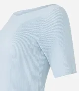 Blusa de punto azul con escote bote y mangas cortas.