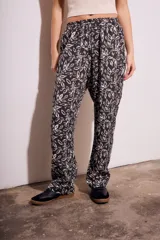 Pantalón recto de viscosa con estampado de hojas en blanco y negro, tiro medio y cintura elastizada.
