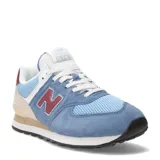 Championes urbanos New Balance modelo 574, color azul claro y azul medio, con detalles en beige, burdeos y blanco. Confeccionados en gamuza y malla, con logo "N" característico en los laterales y entresuela ENCAP.