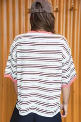 Camiseta de manga corta tejida en hilo de algodón, con calado sutil en el cuerpo y escote acordonado.