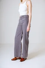 Pantalón de jean negro de corte wide leg con cintura alta y bolsillos delanteros y traseros.