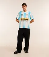 Remera masculina de poliéster con estampa de rayas verticales en celeste y blanco, escudo y lettering "Sport Club Hat Trick".
