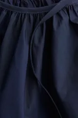 Minifalda circular azul marino de tejido liviano de algodón, con cintura elastizada y tiras decorativas a ambos lados.