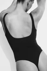 Body negro de microfibra con breteles finos, copas forradas con relleno extraíble, corte alto atrás y refuerzo interior con botones a presión ocultos.