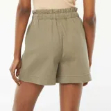 Short color verde militar, de tiro alto con cintura elastizada y lazo ajustable. Tiene bolsillos laterales y dos bolsillos grandes de parche en el frente.