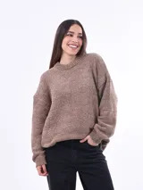 Sweater de punto color beige, de corte holgado y cuello redondo.