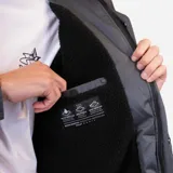Campera gris con capucha, cierre frontal con botones a presión, múltiples bolsillos con solapa y cordones ajustables en la capucha y la cintura.