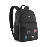 Mochila negra de poliéster con compartimento principal con cierre y bolsillo frontal con cierre. Presenta varios parches decorativos de estilo deportivo y logo de Puma en la parte superior.