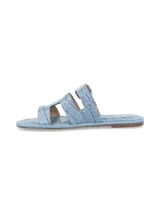 Sandalias chatitas celestes con textura croco, tiras cruzadas y hebilla metálica de ajuste en el empeine.