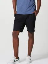 Bermuda de gabardina color azul, corte chino, con bolsillos laterales y traseros.