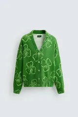 Cárdigan verde con estampado floral en color crema, cuello con solapas, manga larga, corte relaxed fit y cierre frontal con botones.