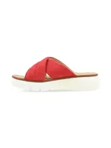 Sandalia de cuero color rosa con tiras cruzadas y suela anatómica acolchonada blanca.