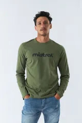 Remera verde militar de manga larga con logo negro estampado en el pecho.