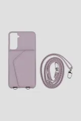 Funda para Samsung S24 en color gris, con billetera integrada y cadena para colgar.