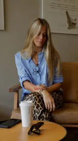 Camisa celeste de corte clásico, con cuello abotonado, mangas largas con puños abotonados y cierre frontal con botones.