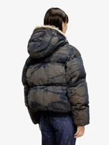 Chaqueta puffer con efecto de lavado tipo camuflaje en tonos azules y marrones. Presenta capucha con ribete de piel sintética, cierre frontal de cremallera y bolsillos laterales con cremallera.