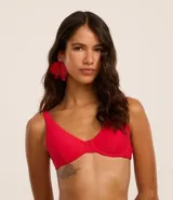 Top de bikini rojo de microfibra acanalada, con media taza alargada, breteles ajustables, aro y lazo en la espalda.