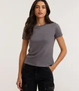 Remera celeste de media malla con cuello redondo y mangas cortas.