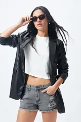 Short de jean gris oscuro con roturas y ruedo desflecado.