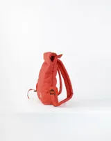 Mochila acolchada color ladrillo con cierre superior enrollable, correas ajustables y logo estampado en blanco.