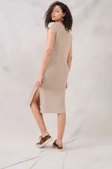 Vestido midi color crudo de 100% algodón, con textura tejida y detalle de costuras laterales.