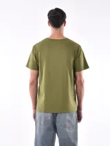 Remera gris de corte regular y mangas cortas.