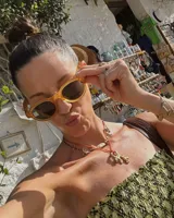 Collar con dije de bronce macizo con forma orgánica o de coral, suspendido de un hilo de seda natural color naranja.