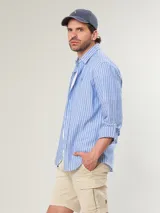 Camisa de manga larga color azul marino, de corte clásico y confeccionada en lino.