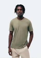 Remera verde oliva de manga corta con cuello en V.
