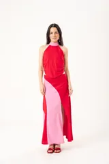 Top halter bicolor en rojo y fucsia, confeccionado en lino imperial, con espalda descubierta y bajo asimétrico.