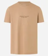Remera color beige de algodón, corte comfort, con cuello redondo y mangas cortas. Presenta estampa de montañas y texto "Silence is louder in the wild".