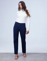 Pantalón negro de gabardina elastizada, marca Ruby Rd, de corte recto. Delantera con bolsillos simulados y trasera con bolsillos aplicados.