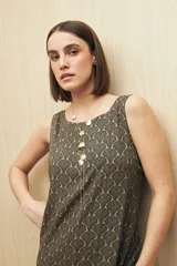 Vestido largo sin mangas con estampado animal print, escote redondo y corte con volado en el ruedo. Su silueta amplia y fluida ofrece movimiento y frescura, mientras que el tejido de viscosa aporta una textura suave y liviana.