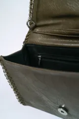 Cartera tipo sobre o clutch negra con textura de cuero envejecido. Presenta bordes decorados con costuras gruesas en contraste y una cadena metálica plateada que sirve como borde y correa de hombro.