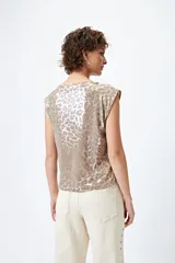 Top plateado con estampado animal print, sin mangas y cuello recto.