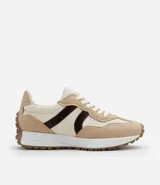 Championes femeninos modelo jogging, color beige y blanco, con recortes contrastantes en marrón oscuro. Presentan cordones blancos y suela de PVC blanca con relieve en la parte trasera.