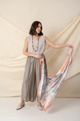 Pañuelo rectangular de seda con estampado abstracto en degrade de colores blanco, gris y naranja, con borde naranja.