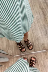 Vestido corto sin mangas con cuello redondo y estampado a rayas verticales verdes y blancas. Diseñado y confeccionado en Uruguay.