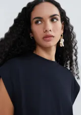 Musculosa azul marino de tejido de punto con cuello redondo y sisas amplias. Diseño minimalista y corte recto.